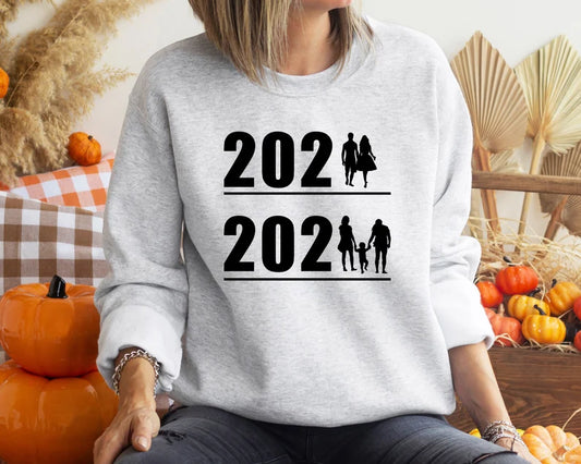 Mama To Be In 2024 Sweatshirt - Cute Pregnancy Announcement & Gender Reveal